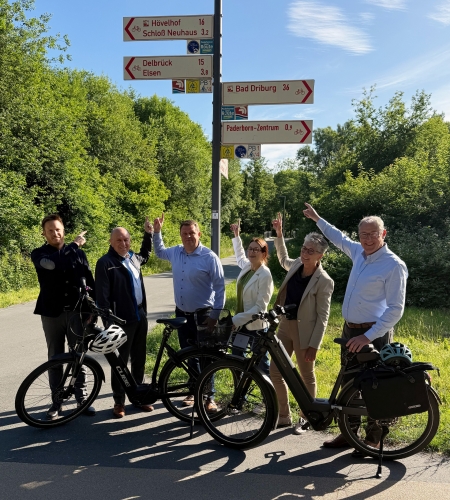 Freude über eine eindeutige und saubere Radwegweisende Beschilderung bei Henrik Egeler (technischer Dezernent Kreis Paderborn), Landrat Christoph Rüther, Eugen Bitjukov (Geschäftsführer der beauftragten Ge-Komm GmbH), Linda Noack (Kreisstraßenbauamt), Claudia Warnecke (technische Beigeordnete der Stadt Paderborn) und Paderborns Bürgermeister Stefan-Oliver Strate (v.l.). © Kreis Paderborn